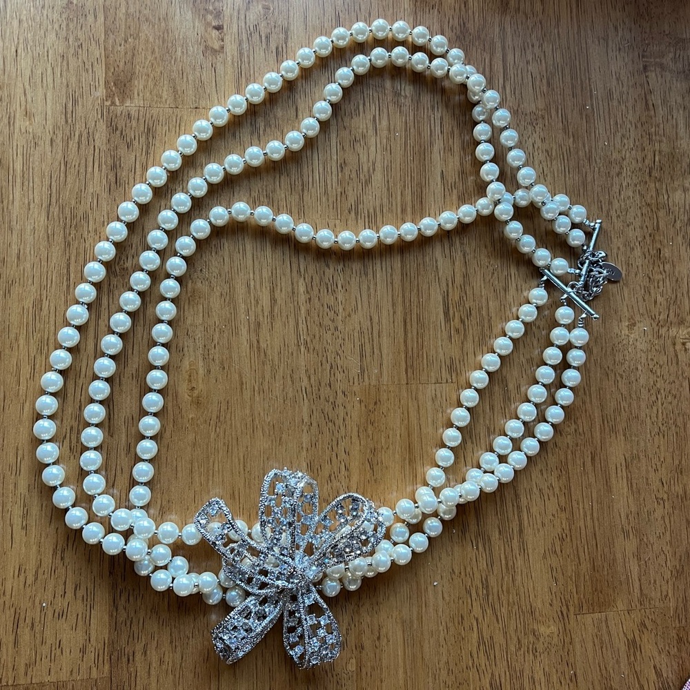 Christmas Bow Pearl Necklace